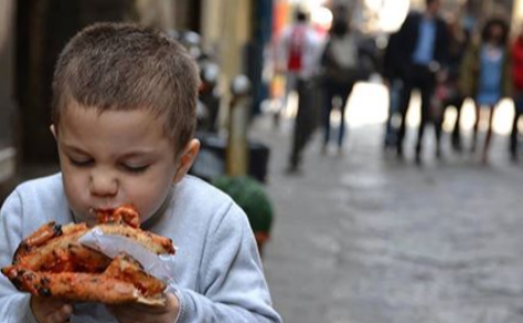 BOY EATING PIZZE
