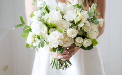 eGift card image of a bride holding a bouquet of flowers